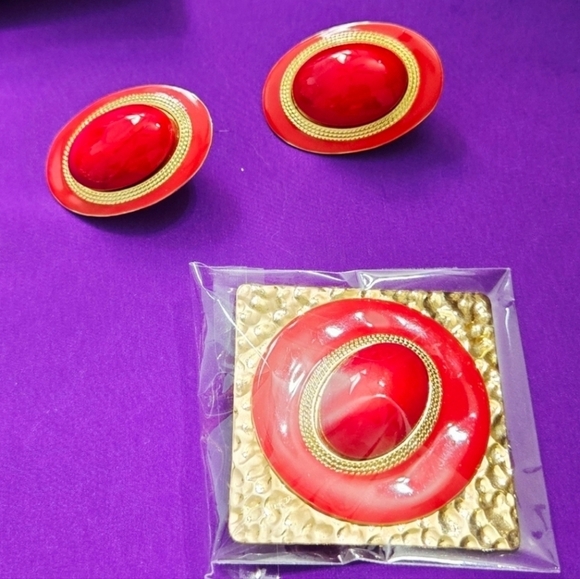 Elegant Red Hat Gold Tone Necklace Pendent/ Brooch and Matched Earrings Set - Picture 1 of 14
